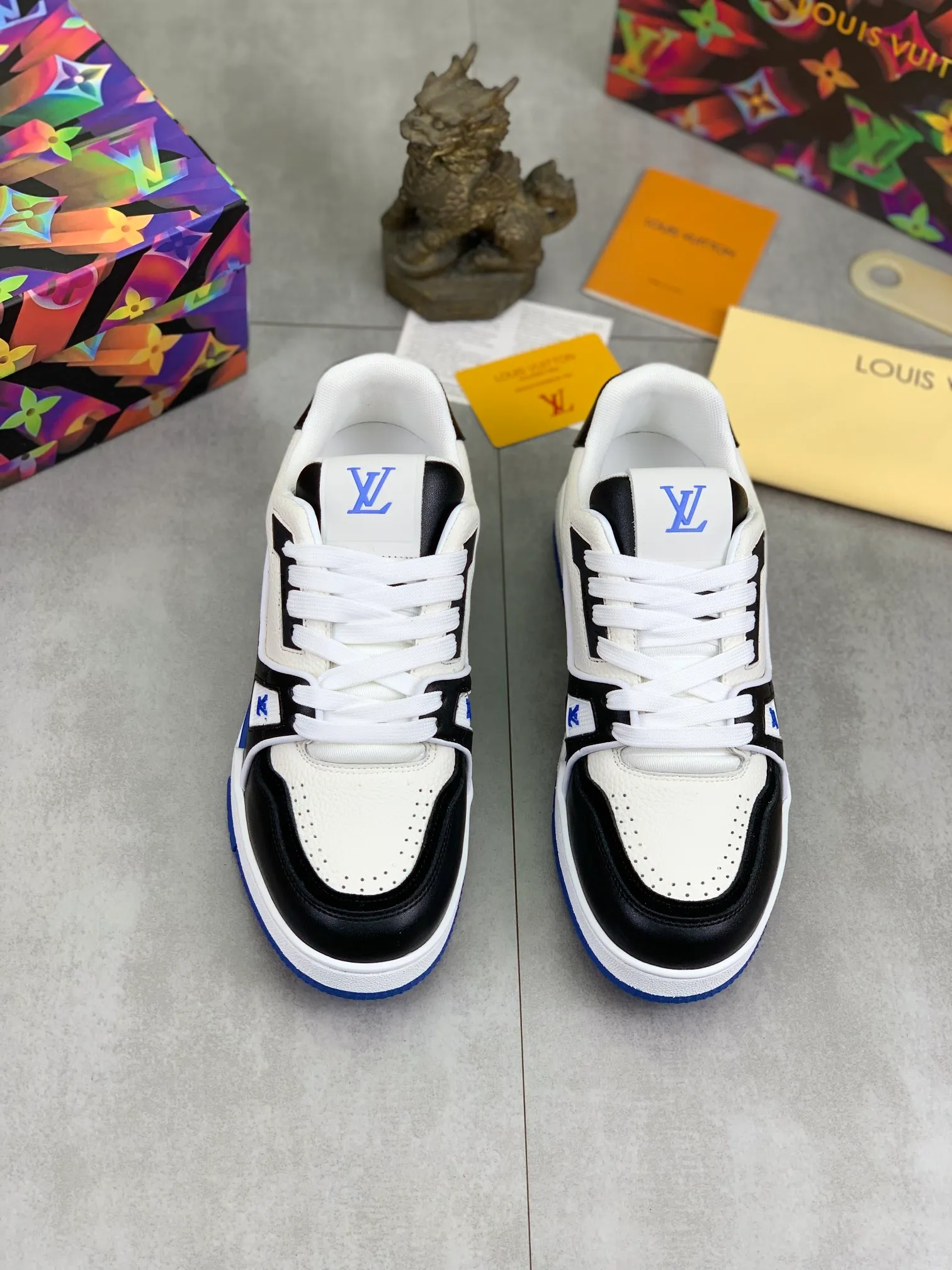 Men's shoes 💰P580 New style 💰💎💎Latest color High version 2025Louis*Vuitto* LV Traine Catwalk TRAINER outsole and fabric private model A shoe that definitely costs a lot of money and effort. This series was designed after the arrival of Vifgil. It is favored by many fans every season. Original TPU outsole Original packaging Men's size: 38-45 (46 can be customized) Color: 3️⃣ colors available (available from stock, super fast delivery)